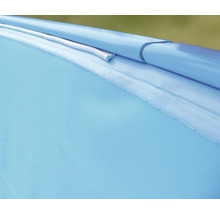 Detailansicht eines Pools mit aufgerollter Poolfolie