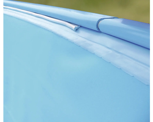 Detailansicht eines Pools mit aufgerollter Poolfolie