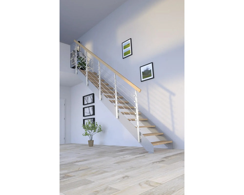 Treppe mit Holzstufen und Edelstahlgeländer in einem hellen Raum.