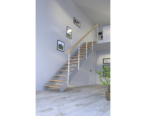 Treppe mit Holzstufen und Metallgeländer im Innenraum