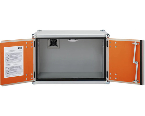 Geöffneter Klimaschranks mit Kühlung und Innenbeleuchtung