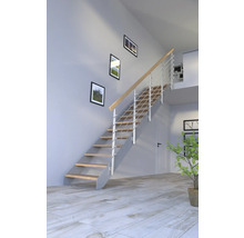 Treppe mit Holzstufen und Edelstahlgeländer in modernem Wohnraum.