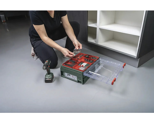 Bohrmaschine und Bit-Set im Einsatz beim Möbelbau