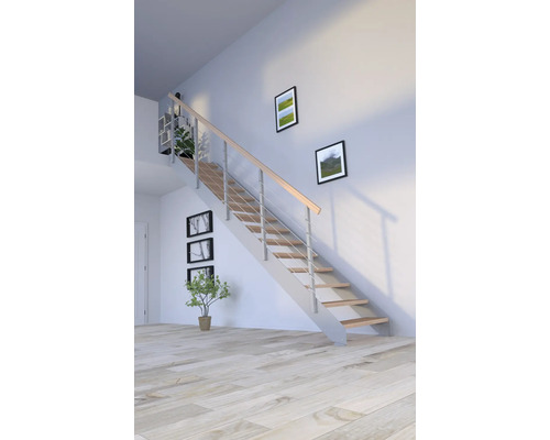 Treppe mit Holzstufen und Edelstahlgeländer in einem hellen Raum.