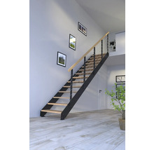 Treppe mit Holzstufen, Metallrahmen und Geländer im Innenraum