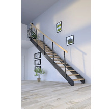 Treppe mit Holzstufen und Metallgeländer in einem hellen Raum