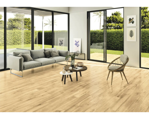 Heller Wohnraum mit Sofa, Stühlen und Holzboden