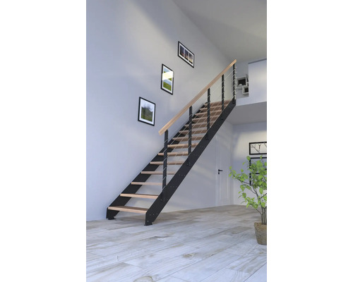 Treppe mit Metallgestell und Holzstufen in einem hellen Raum