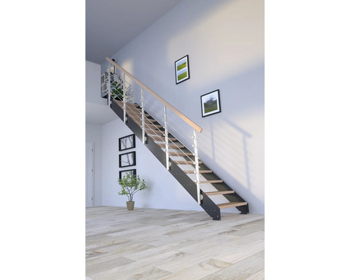 Treppe mit Metallgeländer, Holzstufen und Wanddekoration in einem hellen Raum.