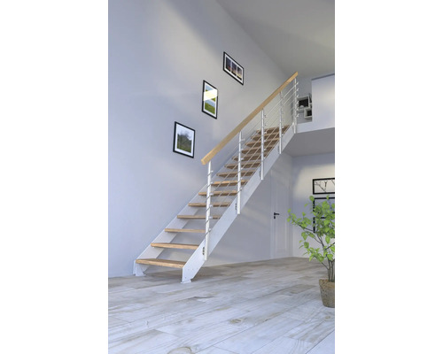 Treppe mit Holzstufen und Geländer im Wohnraum.