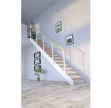 Helle Treppe mit Holzstufen und Geländer in einem modernen Wohnraum.