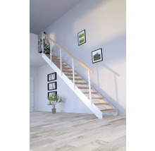 Treppe mit Holzstufen und weißem Geländer in einem hellen Raum.