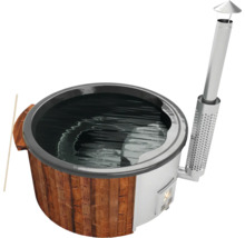 Holzbeheizter Badezuber mit Schornstein und Wasser