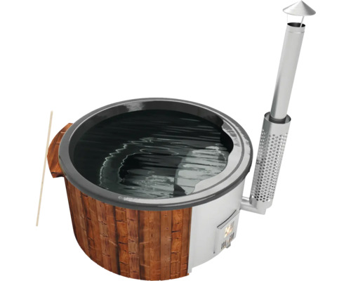 Holzbeheizter Badezuber mit Schornstein und Wasser