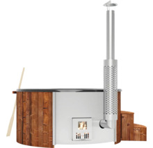 Holzbefeuerter Badezuber mit Schornstein und Holzverkleidung