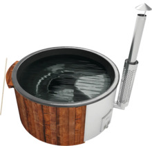 Holzbefeuerter Badezuber mit Schornstein und Wasserfüllung.