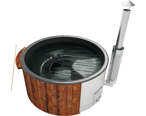Holzbefeuerter Badezuber mit Schornstein und Wasserfüllung.