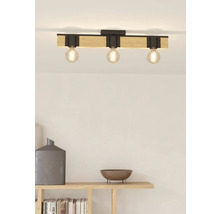 Deckenleuchte mit drei Lampen im Wohnraum
