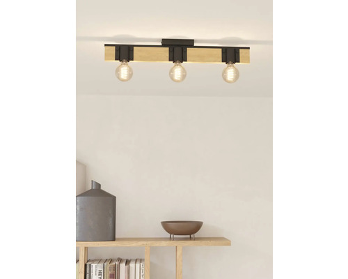 Deckenleuchte mit drei Lampen im Wohnraum