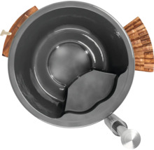 Badetonne mit Holzelementen und Armatur von oben