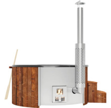 Holzbefeuerter Badezuber mit Holzverkleidung, Ofen und Schornstein.