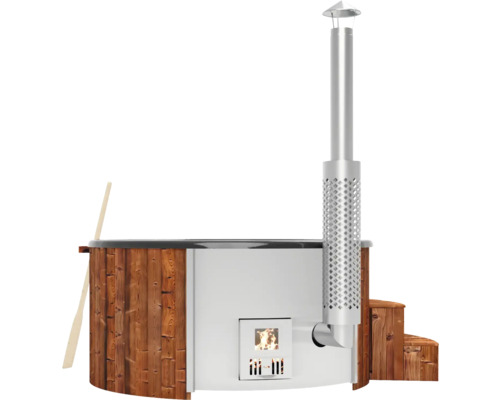 Holzbefeuerter Badezuber mit Holzverkleidung, Ofen und Schornstein.