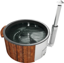 Holzofen-Badezuber mit Wasser und Kamin