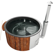 Holzofen-Badezuber mit Wasser und Schornstein