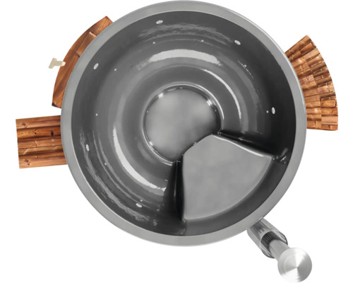 Innenansicht eines Whirlpools mit Holzelementen