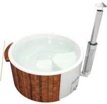 Holzbeheizter Badezuber mit Wasser und Schornstein