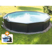 Achteckiger Stahlwandpool mit Leiter und Sandfilteranlage im Garten