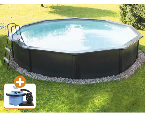 Achteckiger Stahlwandpool mit Leiter und Sandfilteranlage im Garten