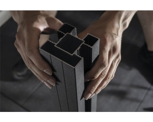 Eine Person hält Aluminiumprofile in der Hand.