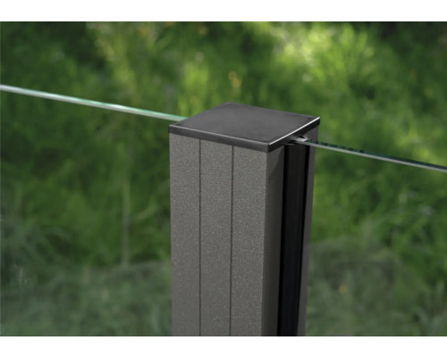 Detailansicht eines Geländerpfostens mit Glaseinsatz für den Außenbereich