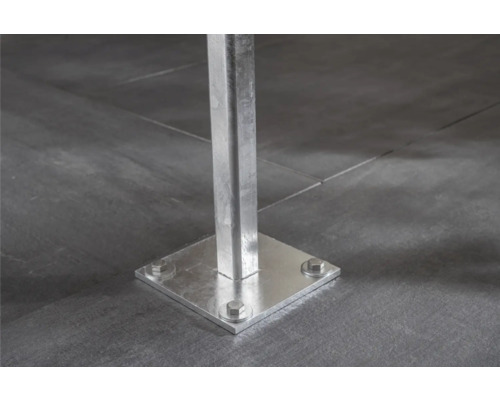 Metallpfosten mit quadratischer Grundplatte und Befestigungsschrauben