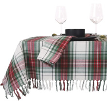 Gedeckter Tisch mit karierter Tischdecke und Geschirr