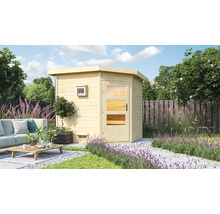 Außenansicht einer Gartensauna aus Holz mit Glastür in einem Garten mit Sitzbereich