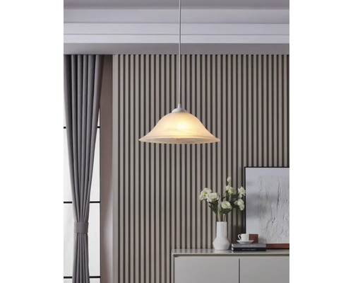 Hängelampe mit Glasschirm in einem Wohnzimmer