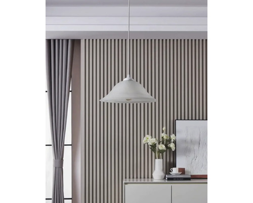 Hängelampe über einem Sideboard mit Dekoration in einem hellen Raum.