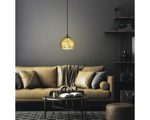 Wohnzimmer mit Sofa, Tisch und Pendelleuchte aus Glas