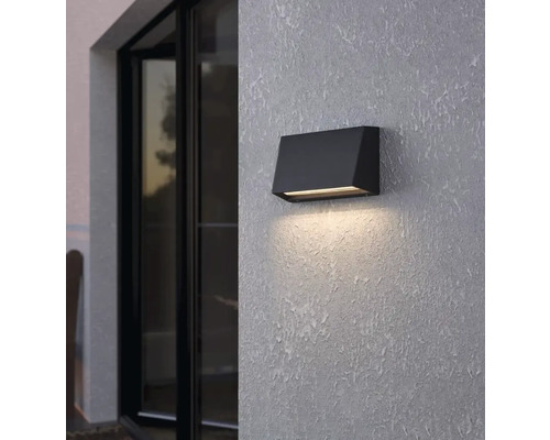 Schwarze Außenwandleuchte an einer Wand
