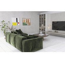 Wohnzimmer mit grüner Couch, rundem Tisch und Bücherregal