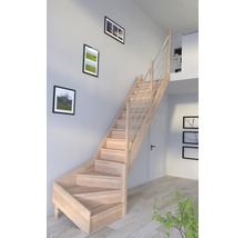 Holztreppe mit Geländer im Innenraum