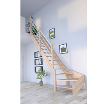 Holztreppe mit Geländer in einem hellen Raum