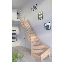 Holztreppe mit Geländer in einem hellen Raum