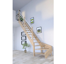 Raumansicht mit Holztreppe und weißem Geländer