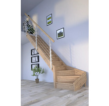 Holztreppe mit Geländer im Innenraum