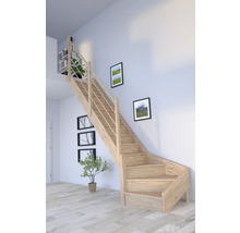 Holztreppe mit Geländer in einem hellen Raum