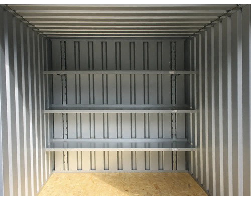 Innenansicht eines Lagercontainers mit Regalen.