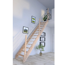 Holztreppe mit Metallgeländer in einem hellen Raum
